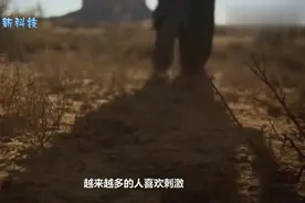 没有降落伞就跳下飞机，坠入海里，可以使用什么方法自救？视频封面