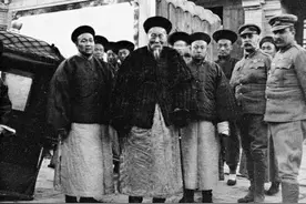 李鸿章访问沙俄，饭后吸一口烟看傻俄国官员，感叹：难怪清朝会输图片