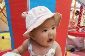 骑木马的女孩图片