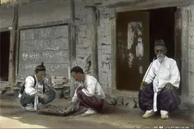 老照片：1908年韩国农民的生活，有两个男人在下象棋图片