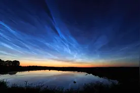 马斯克和中国致异常天象？夜光云频现太空边缘，科学家：至今无解图片