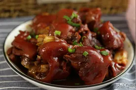 年夜饭做红烧猪蹄，这“三味料”不可少，猪蹄软烂入味，颜色红润图片