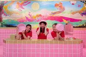 双金冠军张雨霏追星郭麒麟好可爱！穿超短裤美腿抢眼，笑容太甜了图片
