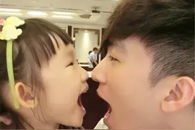 哥哥送妹妹上幼儿园，担心被认错，叮嘱妹妹：见老师要说哥哥再见图片