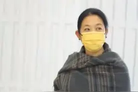 62岁倪萍近照曝光太纤细，独自现身机场拖行李，遭粉丝围观人气高图片