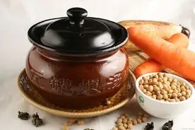 佛山靓汤，料多量足，瓦罐煲汤极致入味，靓仔靓女，喝汤图片