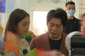 路人镜头下的男明星：邓伦王嘉尔颜值出众，杨迪董子健像路人图片