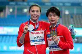五连冠！梦之队首秀告捷，双30老将组合书写传奇，开心拥抱庆祝图片