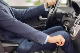 为什么老司机喜欢长时间踩刹车？新手：后悔没早知道图片