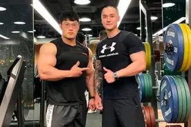 蒋劲夫变魁梧油腻大汉，手臂肌肉比脑袋还大，一身纹身瑟瑟发抖图片