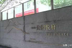 郁闷！新房买来不到一个月，天花板竟有大量钢筋裸露图片