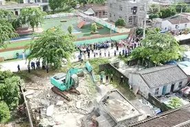 严厉打击！万宁依法拆除大茂镇群爱村辖区内16户违建，面积2998平米图片