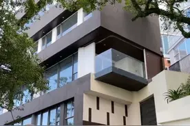 周星驰15亿豪宅疑似曝光，位置偏僻房屋外表老旧，网友：像烂尾楼图片