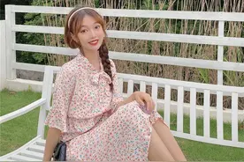「新闺蜜款」法式碎花连衣裙，小心机领打结设计，彰显复古女神范图片