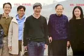 99岁杨振宁全家福曝光，一家其乐融融，最小的女儿比妻子还大图片