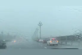 高速上突然下起大雨, 靠边停车算违章吗? 交警: 最后再解释一次图片