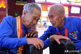 90岁抗战老兵观看《八佰》追忆那段难以忘却的历史图片