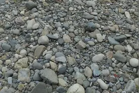 中秋节，全家三峡旅游偶遇一片河滩，捡到奇石数枚，想拿来换宝马图片