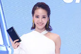 蔡依林“阴阳裤”厉害，一半西装一半百褶裙，配回形针耳环更个性图片
