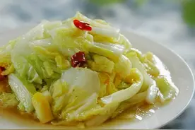 炒白菜，直接下锅就错了！大厨：多做1步，鲜嫩又脆爽，还不出水图片