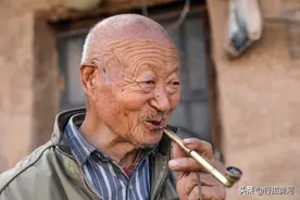 山西80岁大爷满面红光烟不离手，烟龄60多年，看他活成啥样子图片
