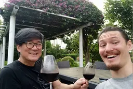 美貌不再也挡不住周华健爱美国妻子35年，90后儿子却看着比爹大？图片