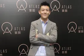 陈冠希确实老了！穿印花西装配直筒裤参加活动，皱纹丛生苍老难认图片