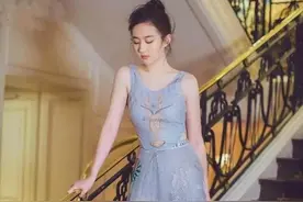 刘亦菲“真空”上阵，海边玩转西装造型，走路都带风图片