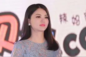 李湘的气质确实很好，不愧是主持人，一身蕾丝裙穿得高级又优雅图片