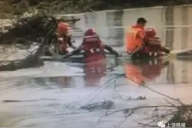 危险！上饶5名小孩私自结伴下河游泳 1人被困堤坝中间图片