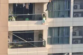 小女孩悬挂在11楼外 余杭特警从12楼翻了下去…图片