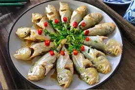美食精选：清蒸梅子鱼、酸辣鱿鱼花、素炒刀削面、葱油白萝卜图片