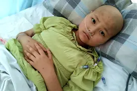 白血病少女5年坚强求生，父亲一路陪伴女儿抗癌：绝不放弃图片