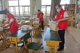新书到啦！扬州各所学校快速、有序分发新学期教材图片