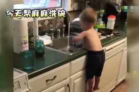 身高不够肥肉来凑！萌娃为帮妈妈洗碗，用肚子将自己挂在了洗碗台图片