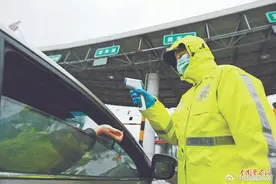 “公安抗疫巾帼先锋”周艳抗疫的一天图片