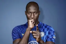 十年磨一剑！卢卡库重返斯坦福桥，练级成功的“小魔兽”开心回家图片