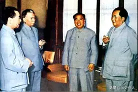 组建装甲兵部队时，毛主席指着身边一人说：他是我们装甲兵之父图片