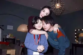 50岁的王菲带女儿酒吧蹦迪，同意女儿辍学，网友：这妈绝对给力图片