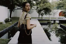 刘雯最新穿搭，身穿绿色扎染晕染短袖T恤搭配黑色裤子，简约时尚图片