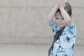 这个小孩有点可爱哦图片