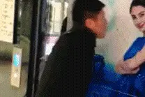 美女以后还敢一个人去K歌吗？让人笑岔气的50个搞笑动图图片