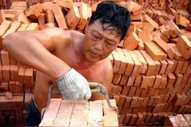 农民工每天搬砖扛水泥，月底看到工资单还以为眼花？图片