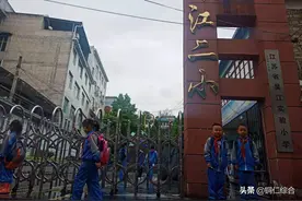 印江二小：用黑板报装点校园图片