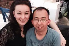 人丑还穷！娱乐圈这5个“丑男”演员，娶的媳妇却一个比一个俊俏图片