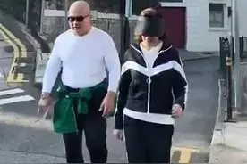 关之琳与光头男一起爬山，疑似新恋情曝光，本人回应称不要乱讲！图片