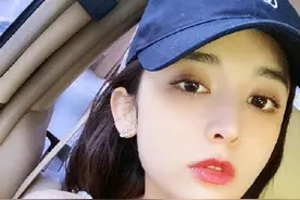 古力娜扎珍珠吊带上衣搭鸭舌帽，小露香肩，All black时尚又性感图片