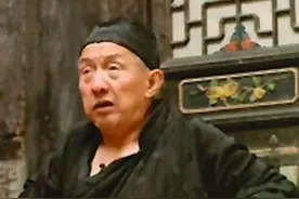 福贵的爹从粪坑掉下，临死前为什么要笑？10年后重读《活着》才懂图片