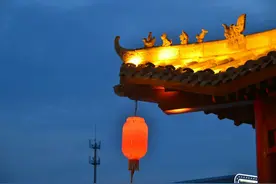 三门峡南站小吃街夜景图片