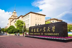 哈工大宿管阿姨感恩节送糖果遭学生威胁举报：立场之上，还有人性图片